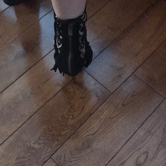 very pretty sandals in black suede. - Picture 3 of 3